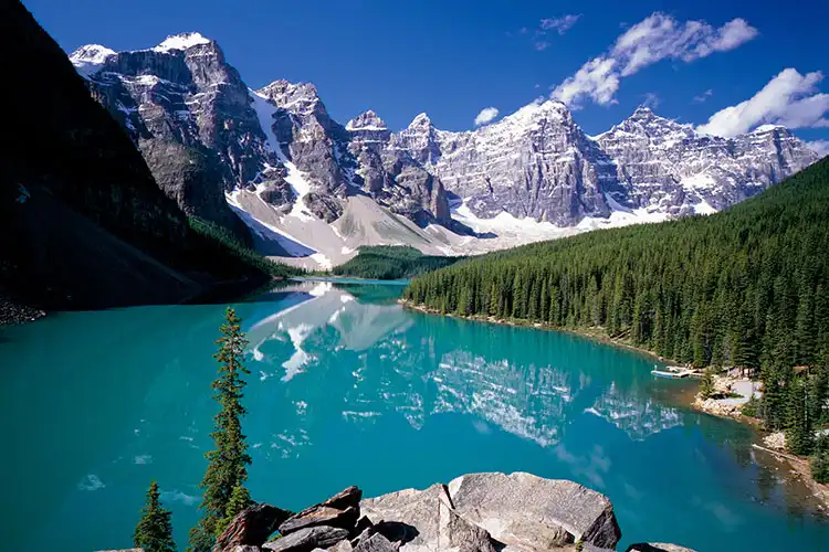 モレイン湖とカナディアンロッキー