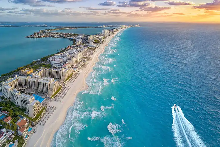 太陽とカンクンの海岸