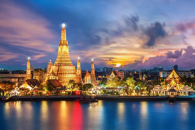 タイ・バンコクのワット・アルン夜景寺院