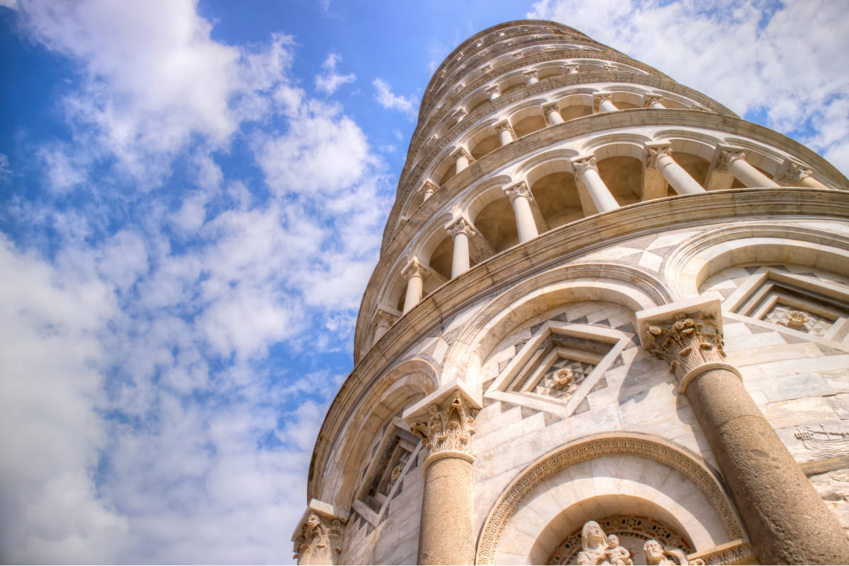 間近にそびえるピサの斜塔