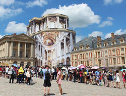 パリからベルサイユ宮殿前までバスで直行&団体予約入場口よりスムーズ入場!