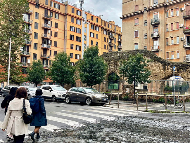 昔ながらの肉屋さんや惣菜屋が並ぶ下町テスタッチョ地区をぶらり散策