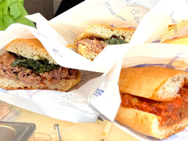 普通のパニーノとはわけが違う!やわらかーい雌牛の煮込みを挟んだジューシーなパニーノは大満足の一品!