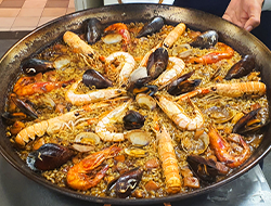 バルセロナならでは!海鮮パエリアランチ付き!