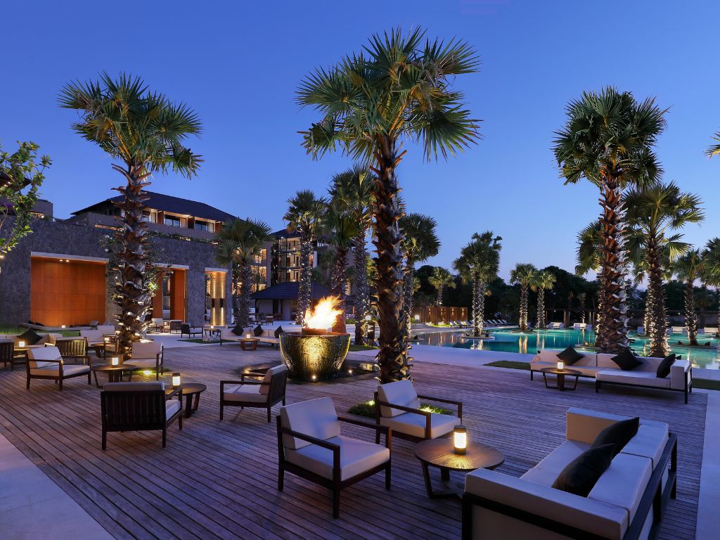 ディナーはバリ島のホテルで西洋料理のコースをご用意