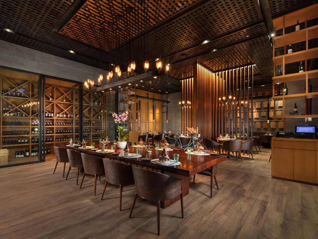 ディナーはバリ島のホテルで西洋料理のコースをご用意