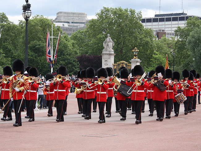 ロンドン観光で大人気の衛兵交代の行進を間近で見学!