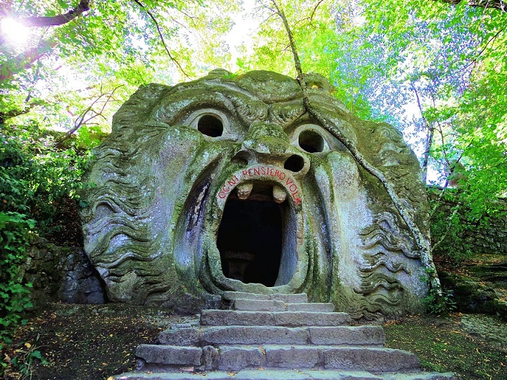 《26年3月催行までの限定》パワースポットの森「ボマルツォ怪物公園」へ