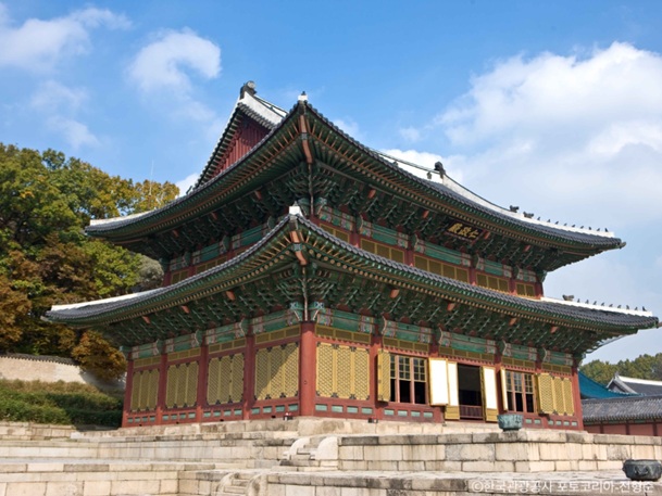 昌徳宮(チャンドックン)~王族達が暮らしていた厳粛な建造物~