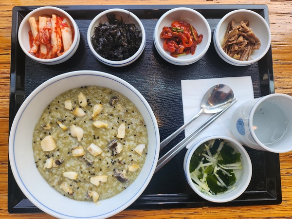 朝昼晩の食事付き!オススメのお店で美味しい韓国料理を楽しもう♪