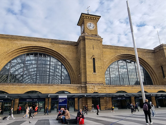 ロンドン・キングスクロス駅の9 3/4番線とショップへ！