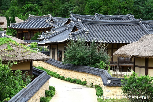 朝鮮時代の暮らしを現代に伝える情緒ある景⾊のムソム村