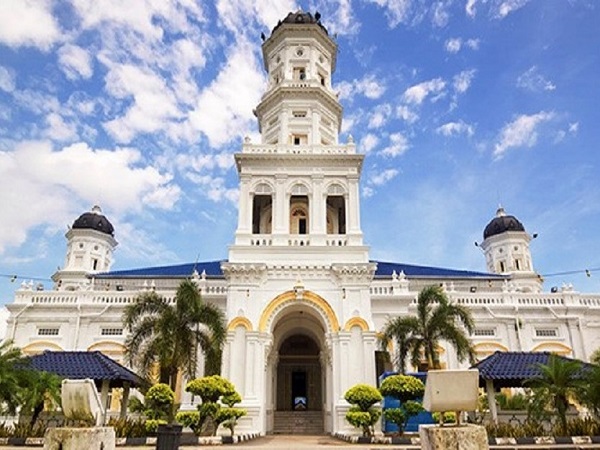 マレーシア屈指の美景!アブバカールモスクを外観から見学
