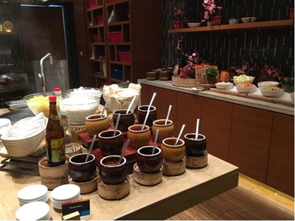 現地グルメも満喫!ホテルでのランチビュッフェ付き