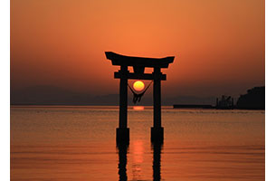 伊勢神宮内宮宇治橋前の鳥居から昇る朝日 日本の絶景 Jtb 感動の瞬間 とき