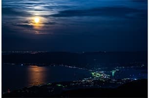 星の海に浮かぶビストロ　佐渡ドンデン高原からの夜景