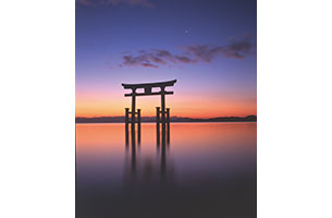 琵琶湖に浮かぶ鳥居と朝陽の饗宴