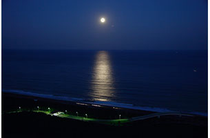 満月の夜に月の光と静寂な海が織りなす「月の道」