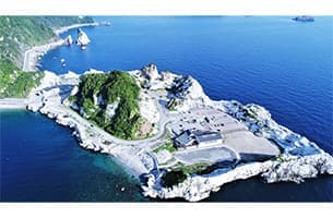 「日本のエーゲ海」とも称される白の海岸美 