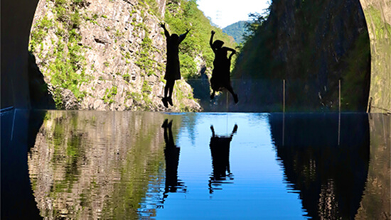 水鏡に映る清津峡