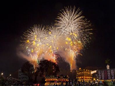 秩父夜祭の山車と花火