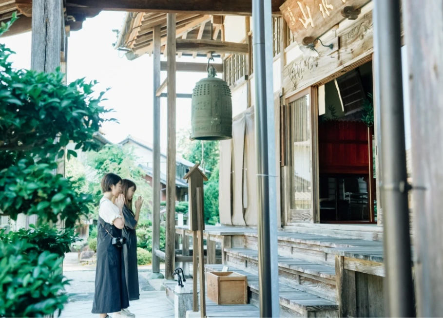 清巌寺にてお参りの様子