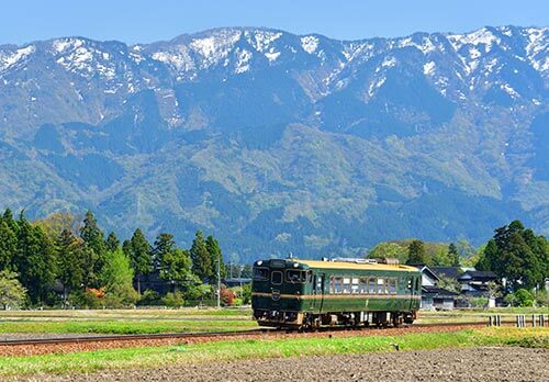 砺波平野を走る「べるもんた」（イメージ）