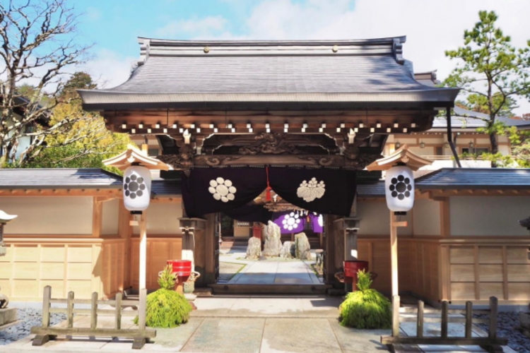 Mt. Koya Private tour by English-speaking monk