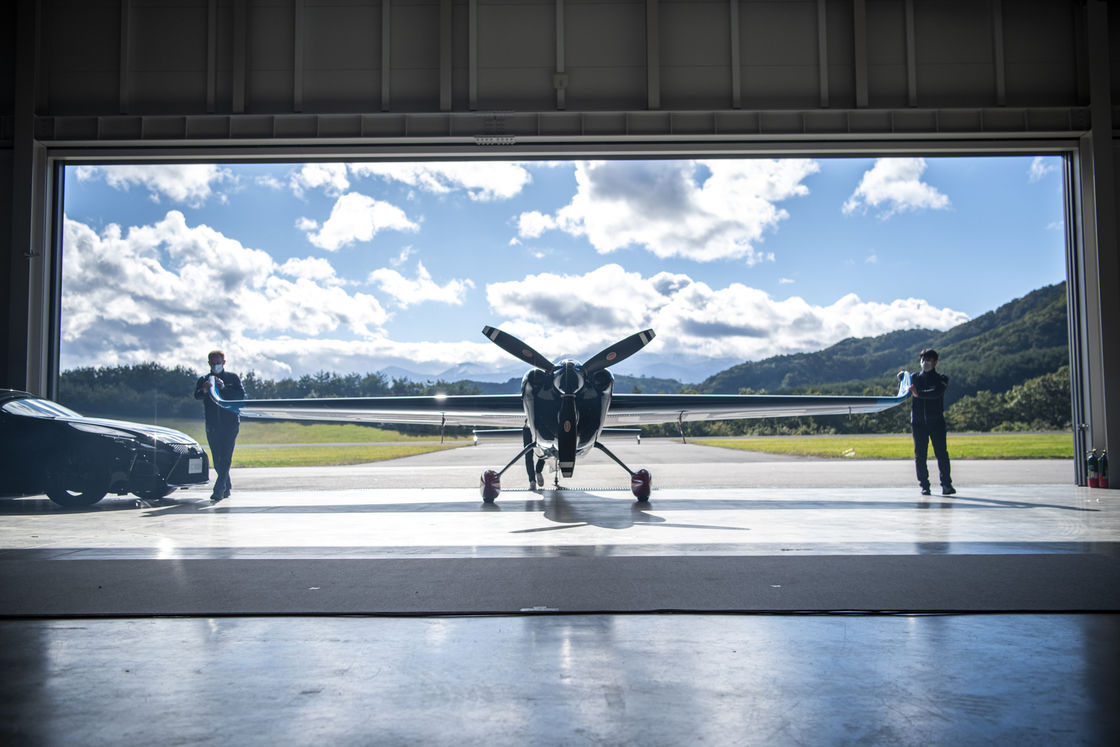 AIR RACE HANGAR PREMIUM VISIT