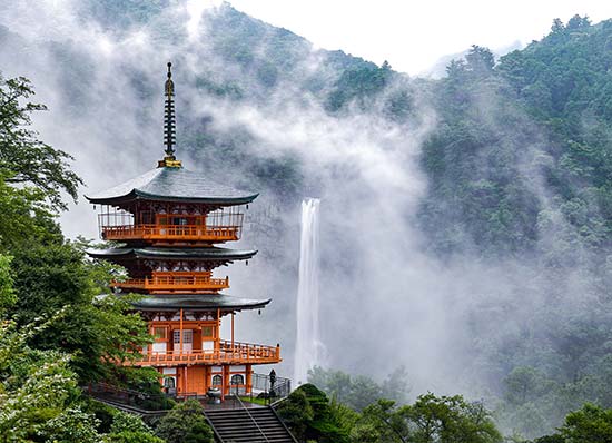 青岸渡寺　写真提供：公益社団法人 和歌山県観光連盟