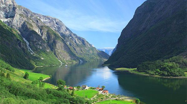 ネーロイフィヨルド（遠景）/ノルウェー©Fjord Norway, Paul Edmundson