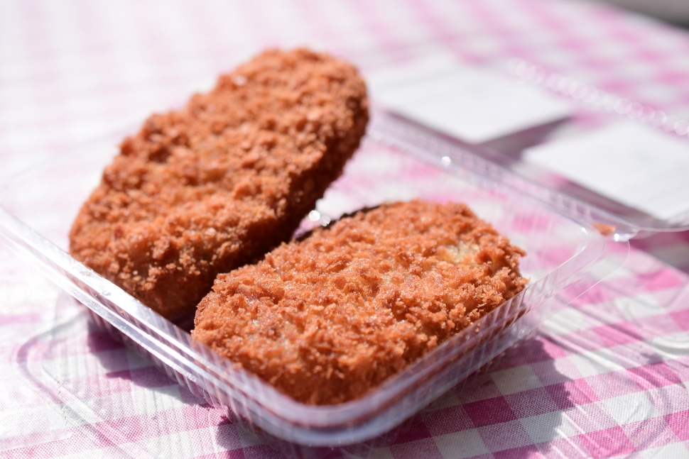 「旭屋牛肉店」の2種類のコロッケ