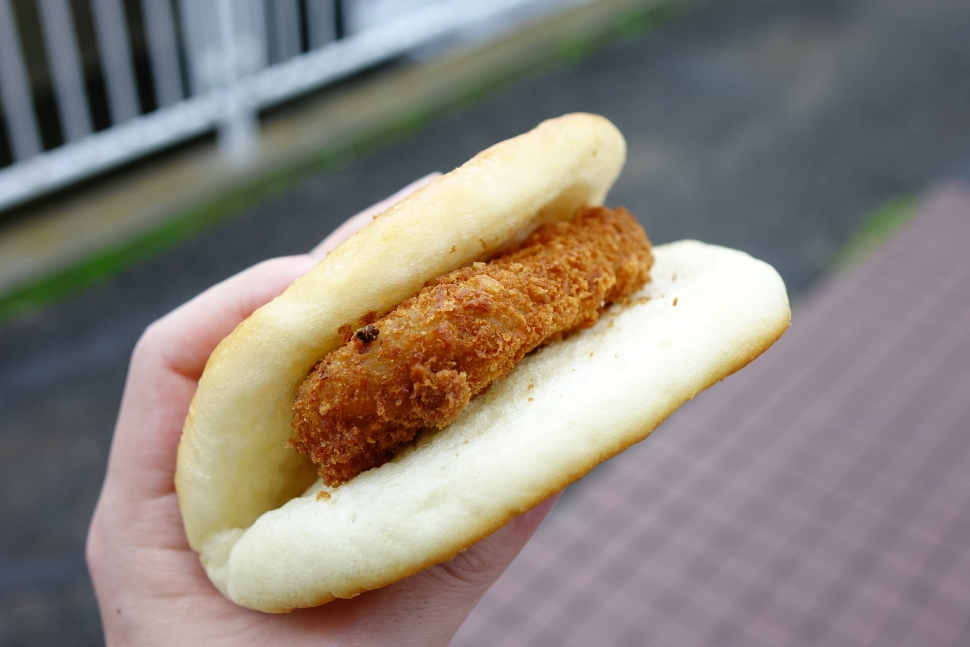 「旭屋牛肉店」のコロッケを挟んだ皮パン