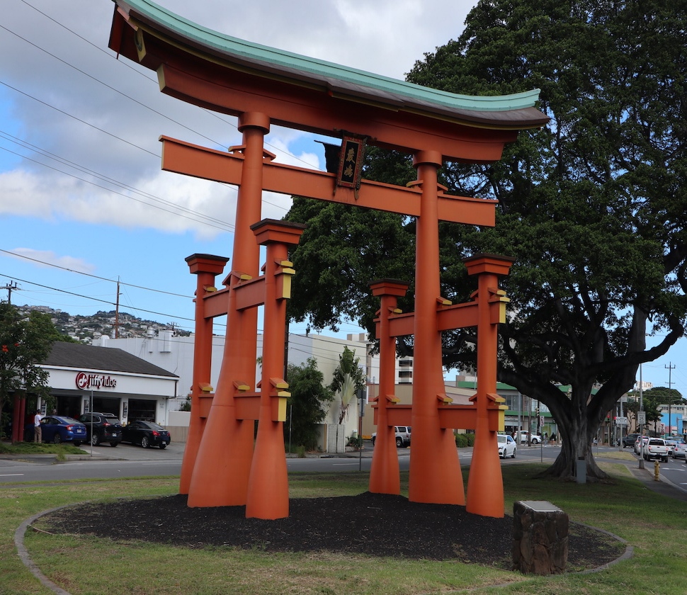 広島県と広島商工会議所から寄贈された嚴島神社の鳥居