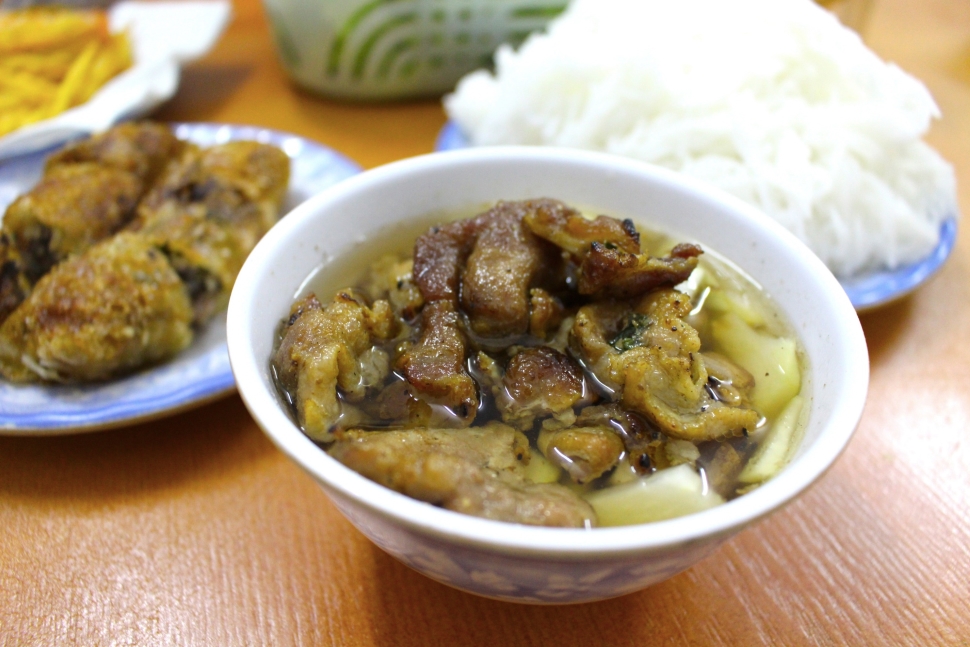 炭火焼肉入りのつけだれに香草や野菜を添えて