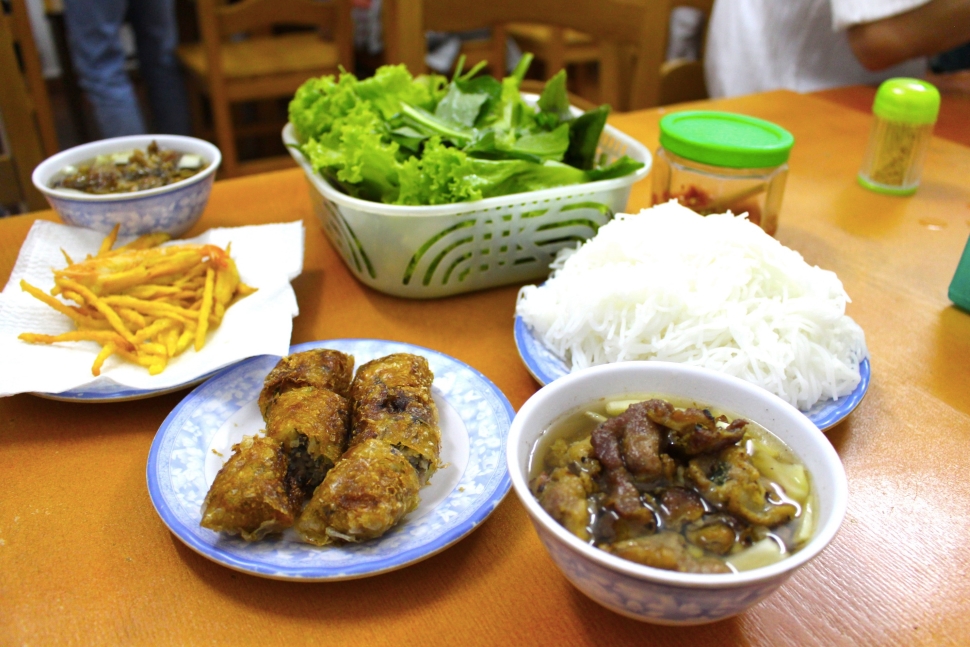 炭火焼肉がたっぷり入ったBun Cha Ha Noi 26のブンチャー