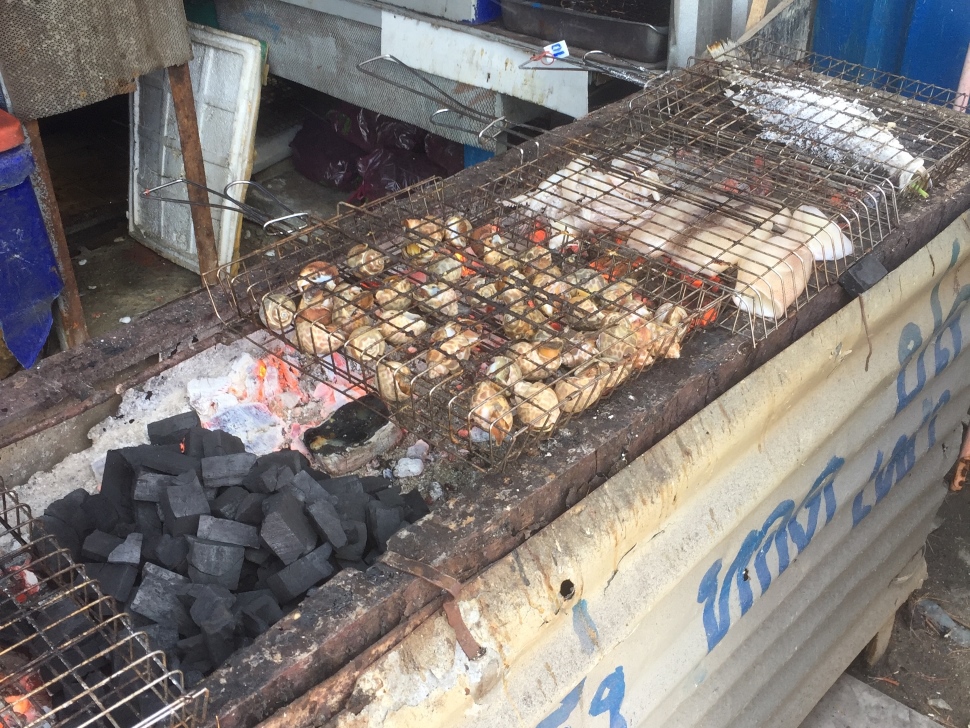 魚介類を炭火焼きしている様子