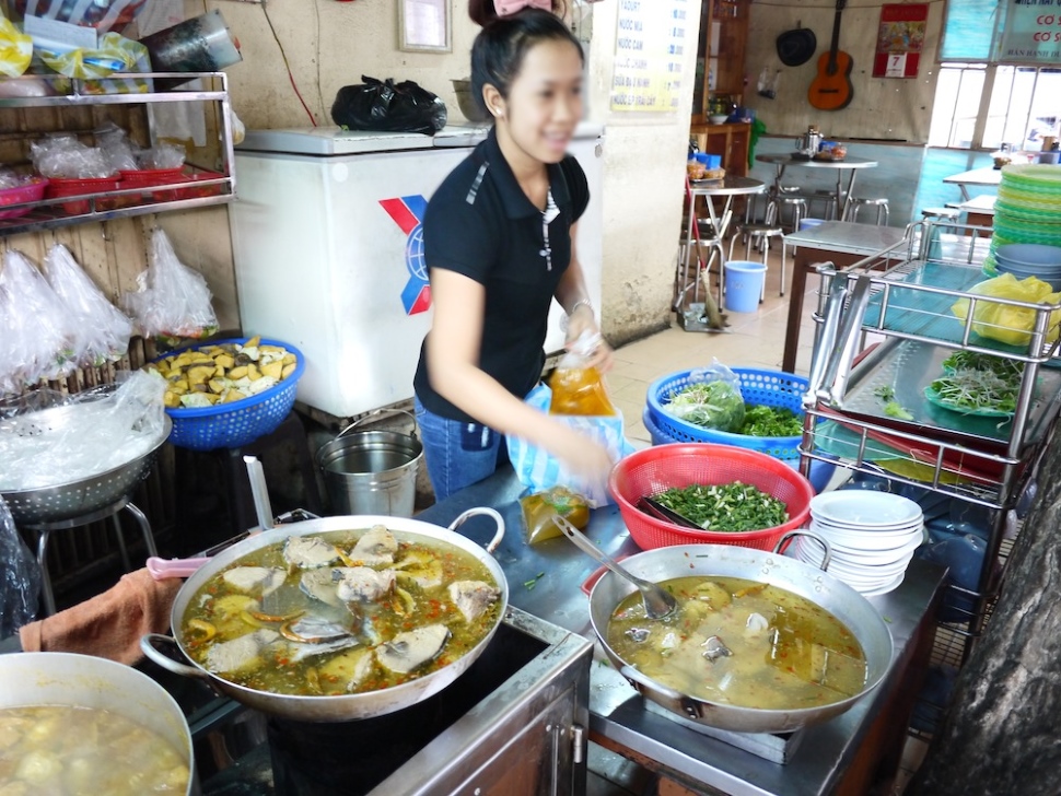 レホンポン通りにある「BUN CHA CA BA PHIEN（ブンチャーカー バーフィエン）」店内、調理場の様子