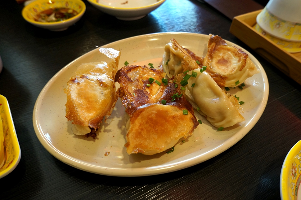 焼餃子のような形のキムチマンドゥ