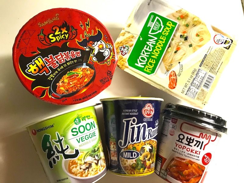 韓国スーパーならではのカップトッポギやカップビビンバなどもある