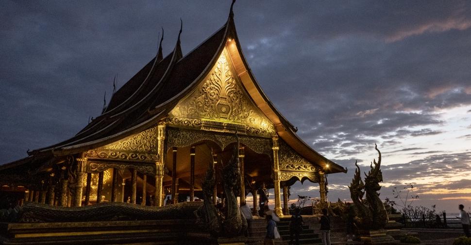 夕日を浴びて金色に輝く寺院 ワット・シリントーン・ワララーム