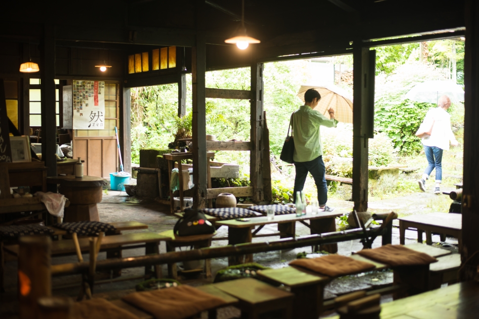 「湧水かんざらしの店 結」の店内の様子