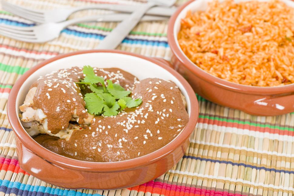 モーレソースと鶏肉の料理「モーレ・ポブラーノ」