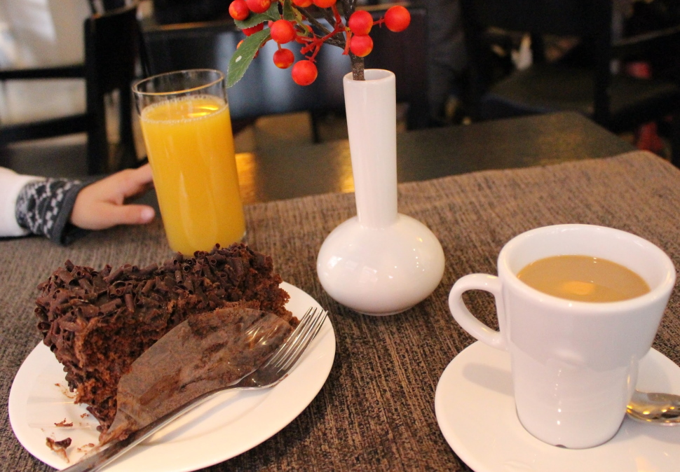 コーヒーとチョコレートケーキ