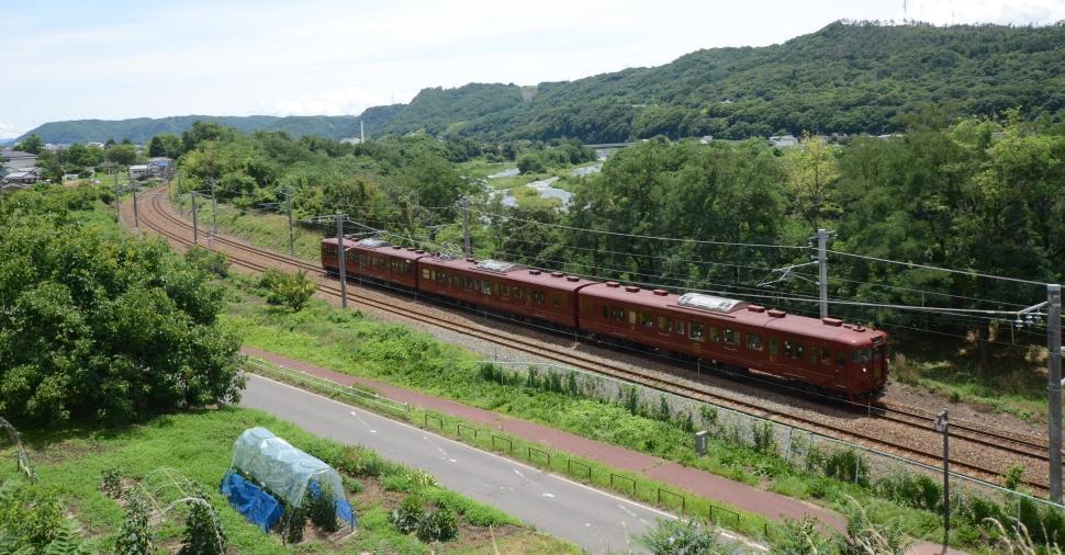 真田幸村の赤備えをイメージした赤いボディが印象的な「ろくもん」　写真提供：しなの鉄道