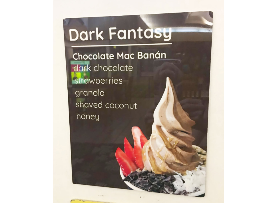 ダークチョコレート、ストロベリー、グラノーラ、ココナッツ、蜂蜜が入ったDark Fantasy