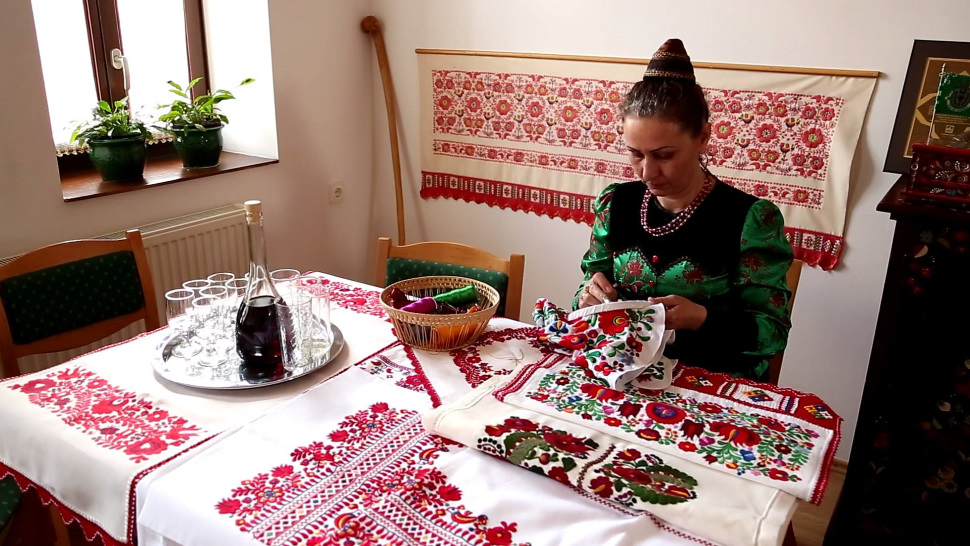 マチョー刺繍を施す女性