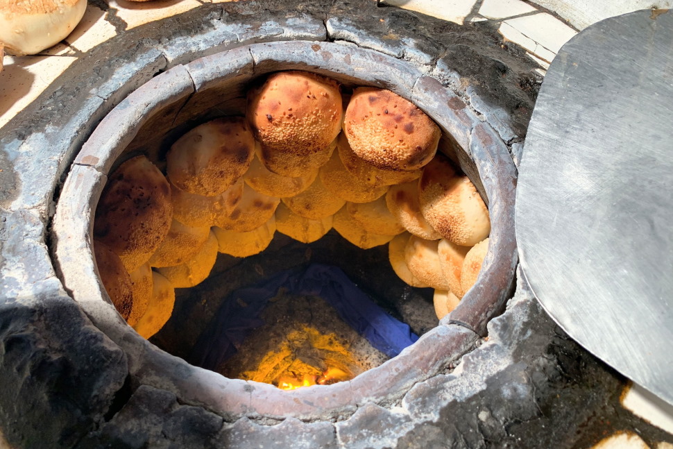 窯の中でじっくり焼き上げられる胡椒餅