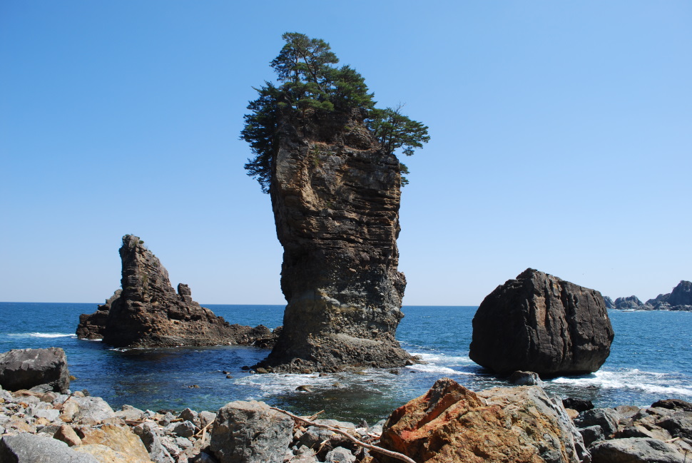 高さ50ｍの奇岩がそびえる「三王岩」