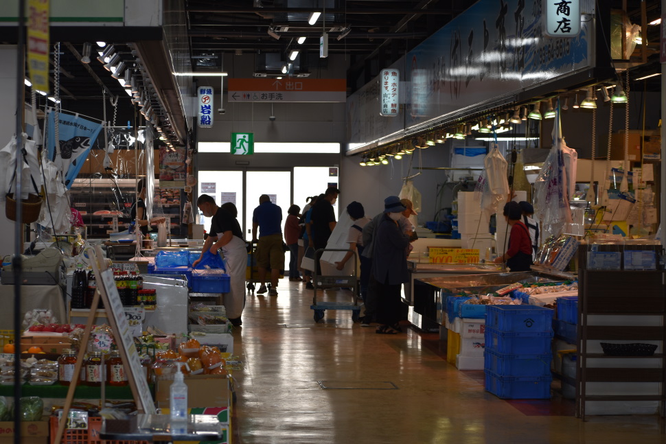 観光客だけでなく、地元の人も集まる「宮古市魚菜市場」